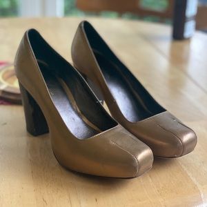Pour La Victoire gold Wooden Block Heels Size 8.5